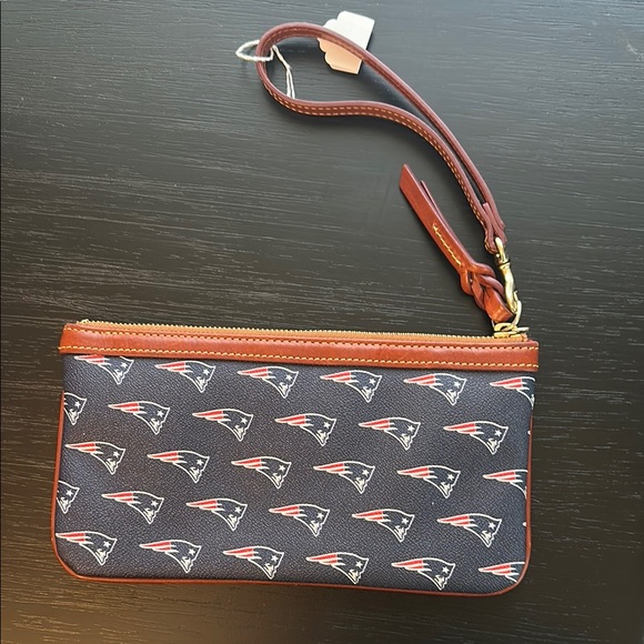 NEW Dooney & Bourke Patriots Football Navy and Brown Leather Wristlet NFL - Picture 5 of 10